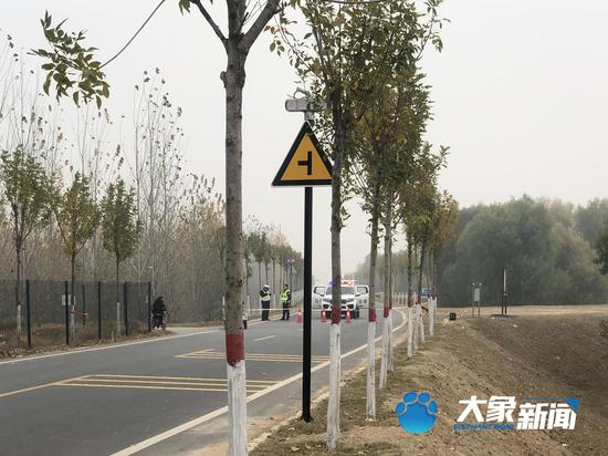 河南一家6口被杀 警方发现嫌犯孙某飞尸体(图1) (现场封路图片)