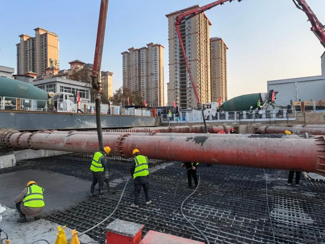 西安地铁8号线红庙坡站顺利封顶 截至目前全线23座车站已封顶(图2) 微信图片_20221214185750.jpg
