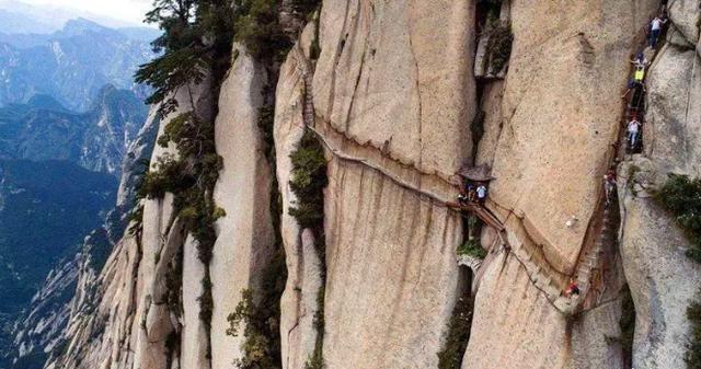 华山代表性的旅游景观，绝壁千仞步步惊心，你知道为什么修建吗(图2)