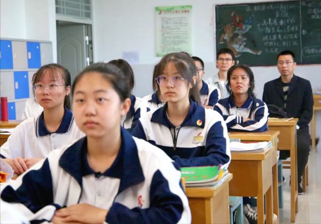 公办中学要求缴纳6500元培养费，校方态度惹众怒(图1)