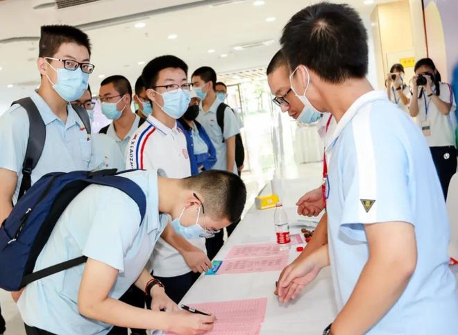 公办中学要求缴纳6500元培养费，校方态度惹众怒(图9)