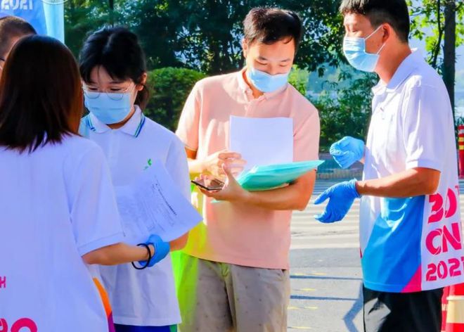 公办中学要求缴纳6500元培养费，校方态度惹众怒(图10)