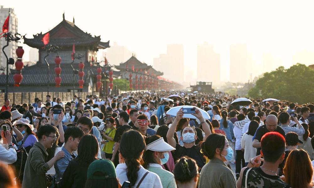 西安城墙景区“五一”旅游火热 吸引了众多游客前来参观游览(图8) b55579721a06937991afae36bae2a475.jpeg