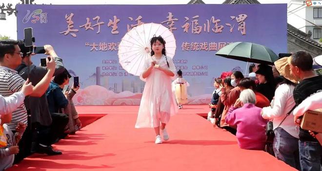 汉服走秀亮相双创古城 “百花仙子”上演国风盛宴(图5)