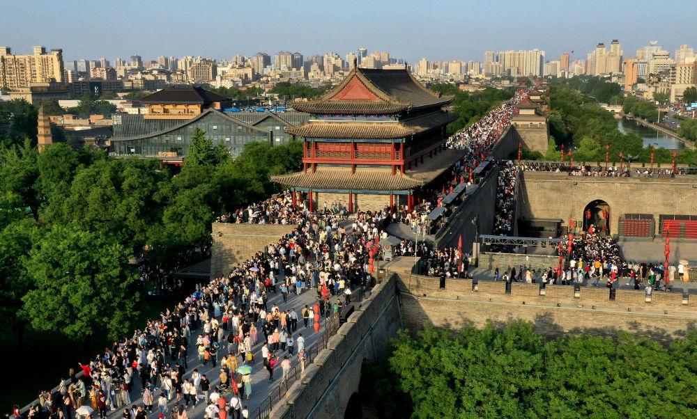 西安城墙景区“五一”旅游火热 单日接待量已接近饱和(图4) 343ade482d12c2387e41713b604a96c8.jpeg