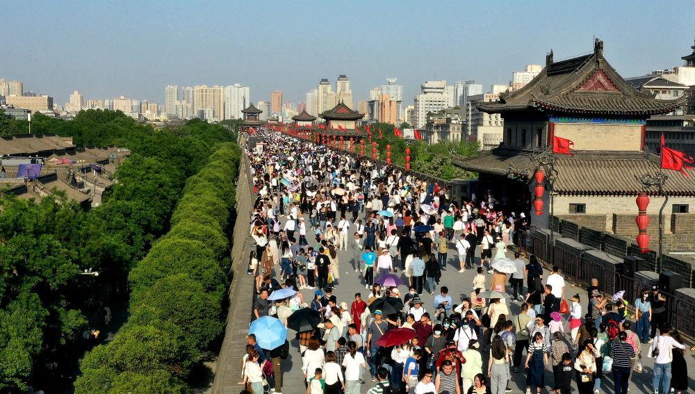 西安城墙景区“五一”旅游火热 单日接待量已接近饱和(图5) 775de68391dfec6a0adea424d34cf72a.jpeg
