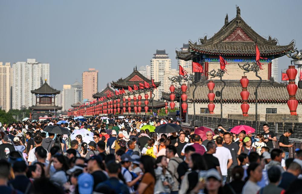 西安城墙景区“五一”旅游火热 单日接待量已接近饱和(图9) 012be0eda51305aae5be8614e63748a3.jpeg