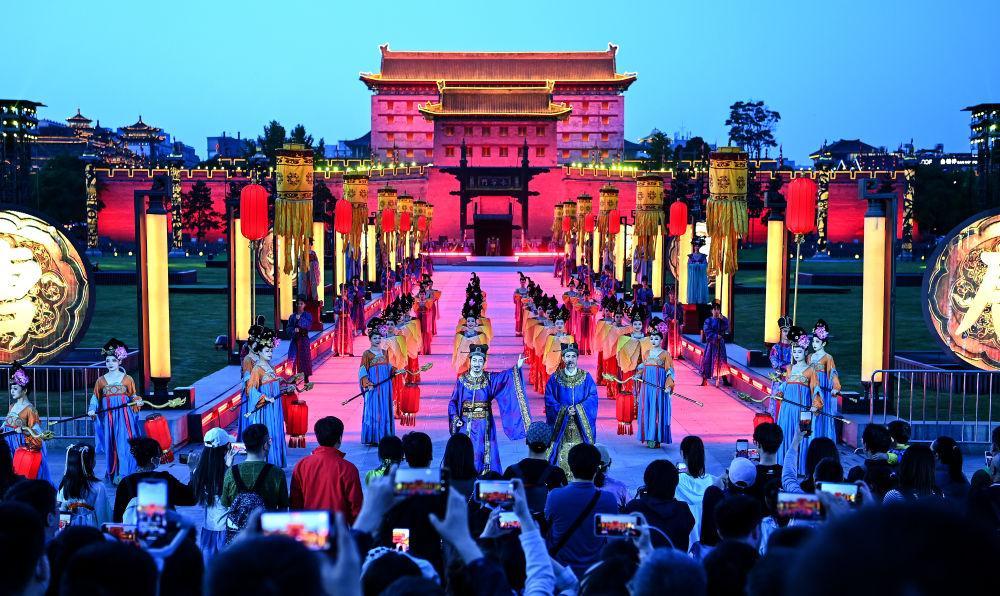 西安城墙景区“五一”旅游火热 单日接待量已接近饱和(图10) b59944d9c687efc44787b758692f7cf8.jpeg