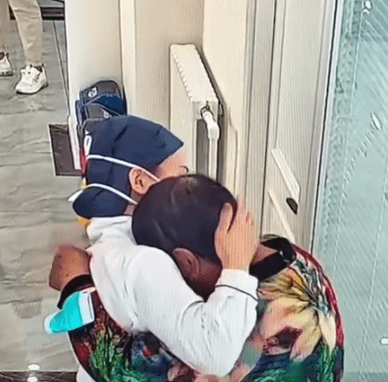 意外地发现牙医非常像自己已故的女儿,一时不由泪如雨下(图3) 意外地发现牙医非常像自己已故的女儿,一时不由泪如雨下(图3)