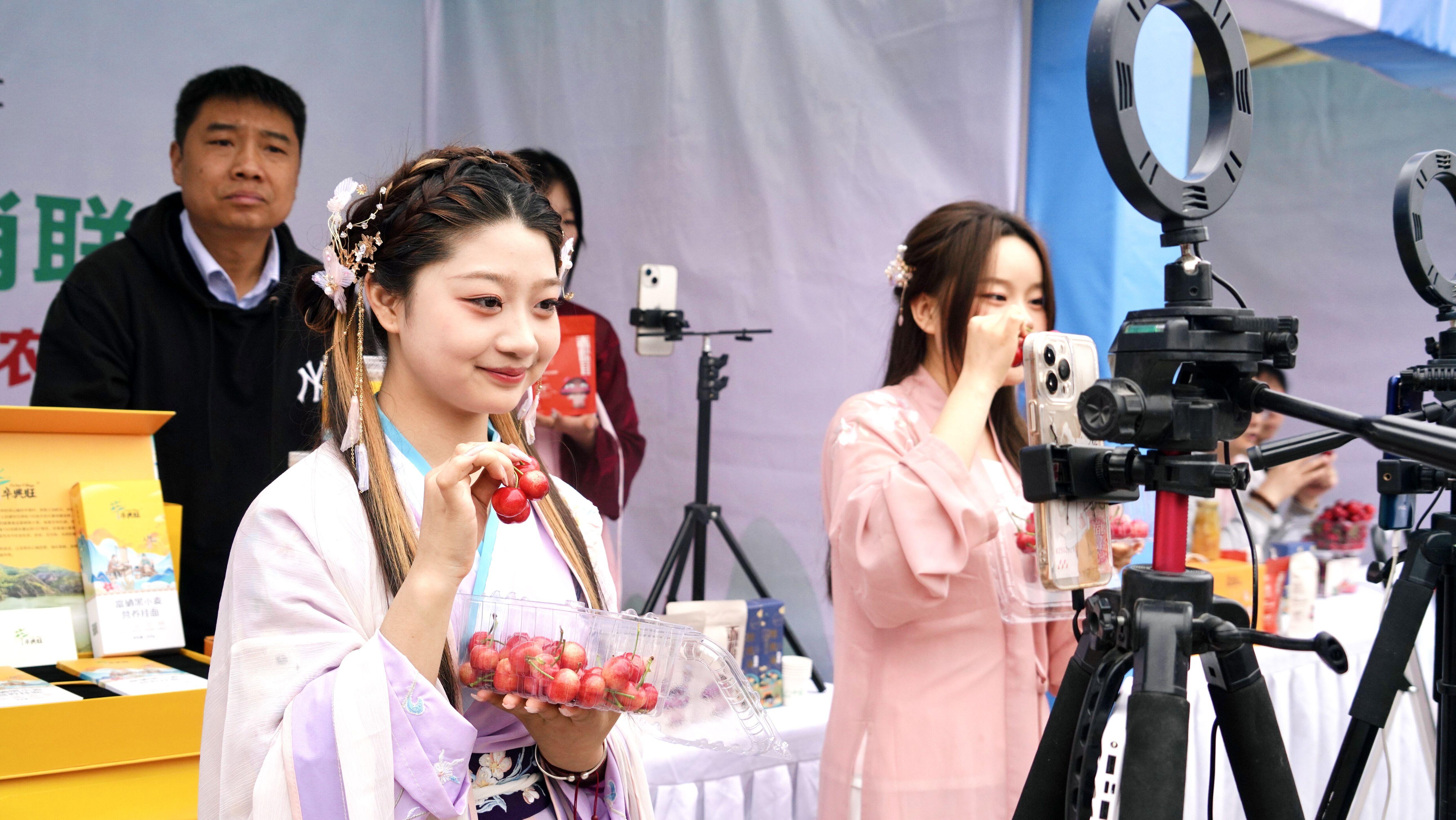 宝鸡供销直播电商联盟暨渭滨区第十二届大樱桃品鉴采摘节活动启动(图3) 宝鸡供销直播电商联盟暨渭滨区第十二届大樱桃品鉴采摘节活动启动(图3)
