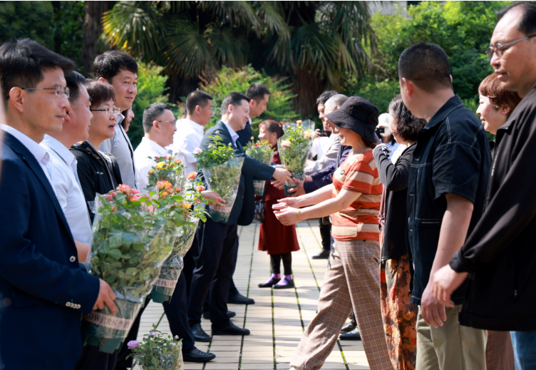 正在上传... e471f53de073b4092ffc10eac17a5659.png