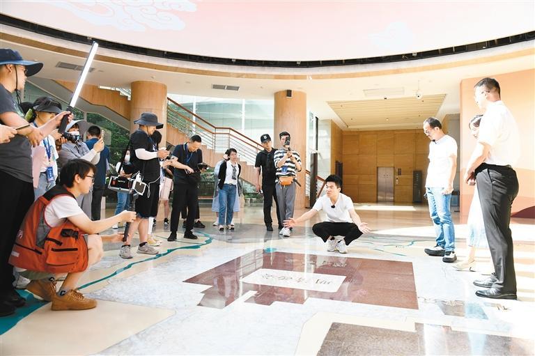 董宇辉俞敏洪带着众网友“云游”西安古城(图1) 7f57da2a73a2c523a765d23e18843113.jpeg