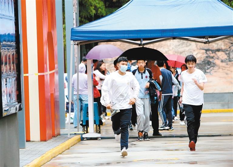 西安市中考首日平稳有序 一把把“雨伞” 撑起少年前行路(图1) 563f86ba6920939e39687ea248afe60e.jpeg