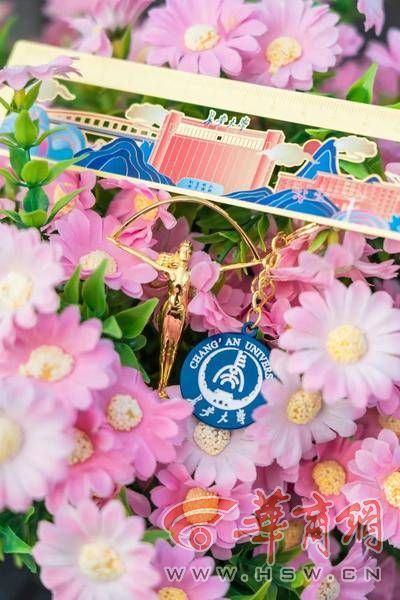 蓝田玉印章、“彩虹女神”专属印章……陕西高校毕业礼物太卷啦(图7) \