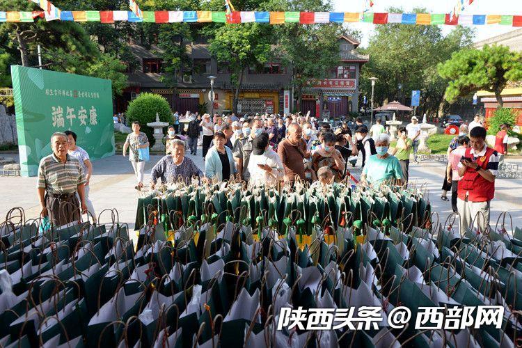 西安广仁寺举行“端午飘香·粽子传情”公益活动(图3) 45b6f16920eefe772dd516acfddb5711.jpeg