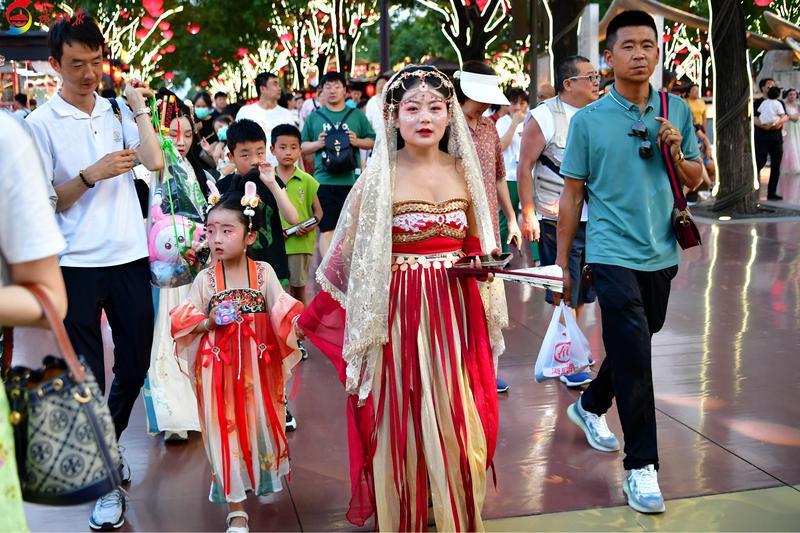 端午假期，西安大唐不夜城举办精彩纷呈的“仲夏端阳 香袭大唐”节日演出活动(图8)