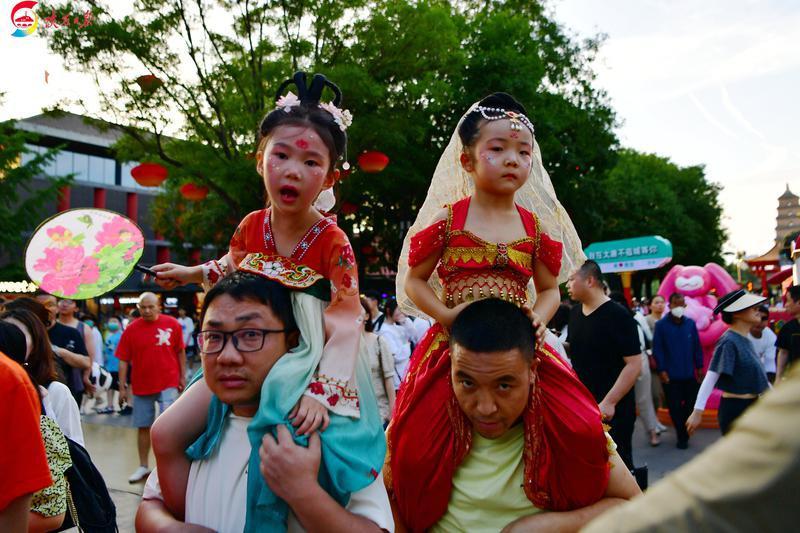 端午假期，西安大唐不夜城举办精彩纷呈的“仲夏端阳 香袭大唐”节日演出活动(图11)