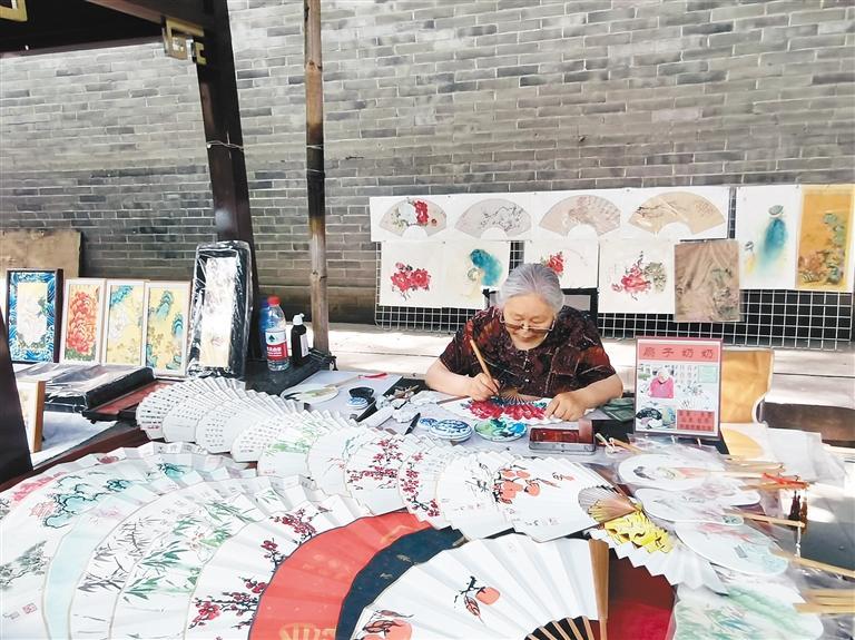 一盘颜料一支笔 摆摊作画收获多 八旬“扇子奶奶”绘出诗情画意老年生活(图1) 81495e5171e9df6601aab4a86df9d4de.jpeg