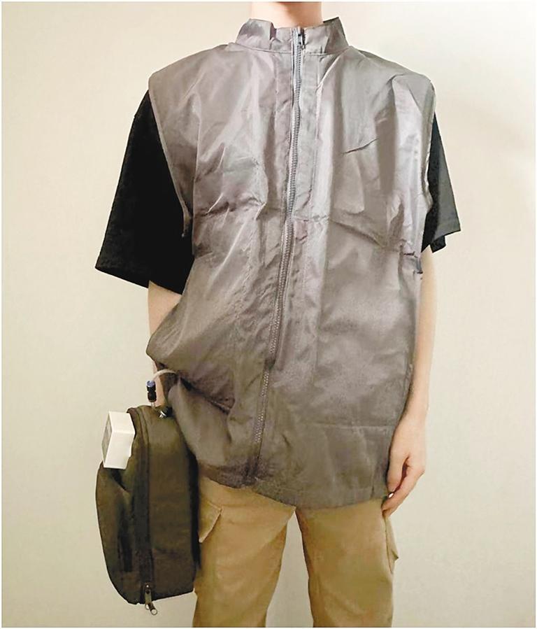 为高温工作者量身定制 西安大学生研发轻巧型“降温神器”(图2) cde66c4a1f05a6ef5870bbf8e6770143.jpeg