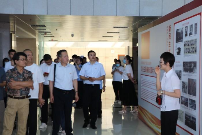 榆林市直属机关红色主题摄影(图片)书画展开展(图6) 榆林市直属机关红色主题摄影(图片)书画展开展(图6)