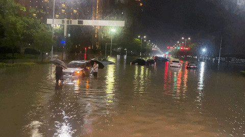 暴雨突袭!交通中断车辆被淹,陕西一地消防连夜出动17次,营救41人!(图1) 9d8180fc891d661bedd3d525407f9bb3.gif