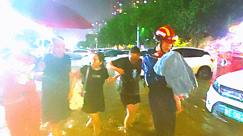 暴雨突袭!交通中断车辆被淹,陕西一地消防连夜出动17次,营救41人!(图6) 8305b6497c43764c39bd0f5aef7ac4d5.gif