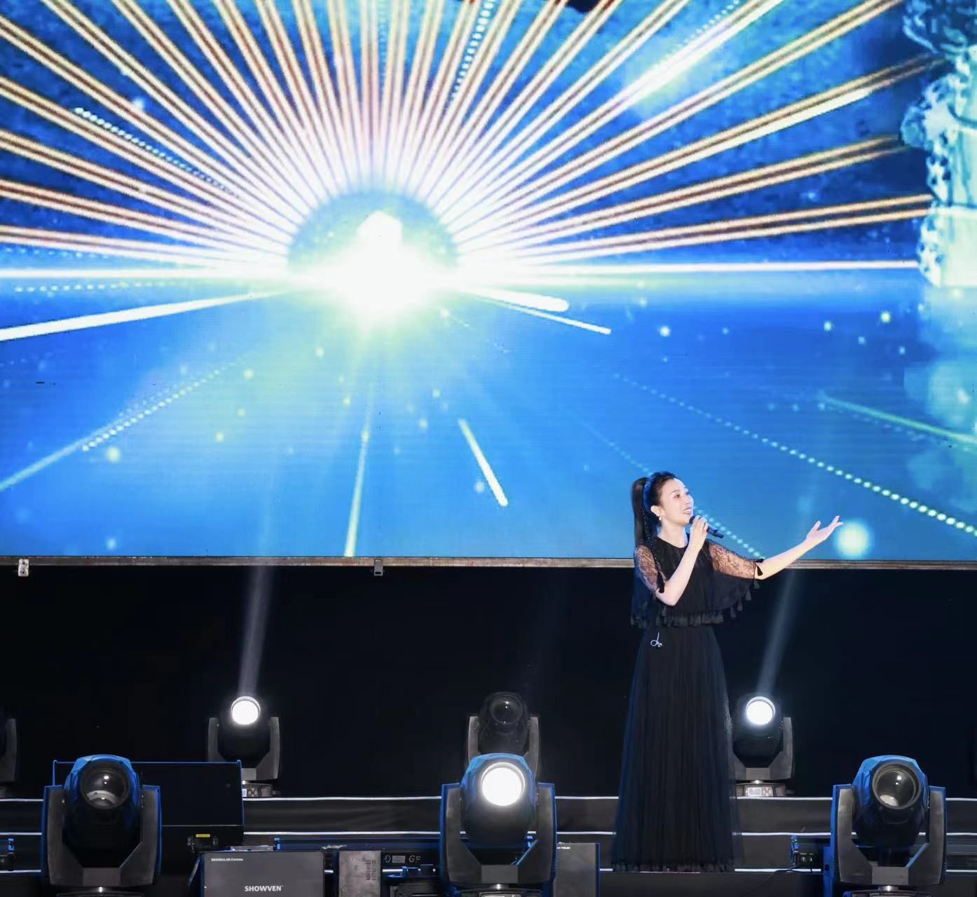 风从长城起 歌从陕北来 2023“清爽榆林”文化旅游季明星演唱会在榆林体育中心唱响(图6) 风从长城起 歌从陕北来 2023“清爽榆林”文化旅游季明星演唱会在榆林体育中心唱响(图6)