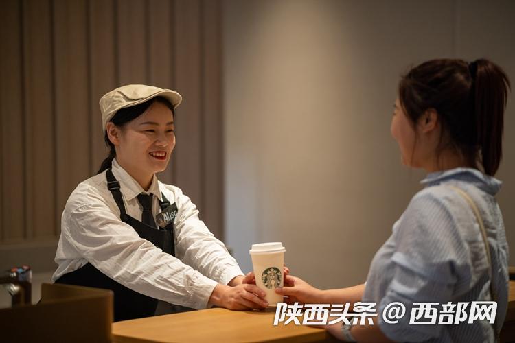 陕西商洛迎来首家星巴克 一杯咖啡彰显城市发展新活力(图4) 069cd05ad9f4886509063d5f513b3797.jpeg