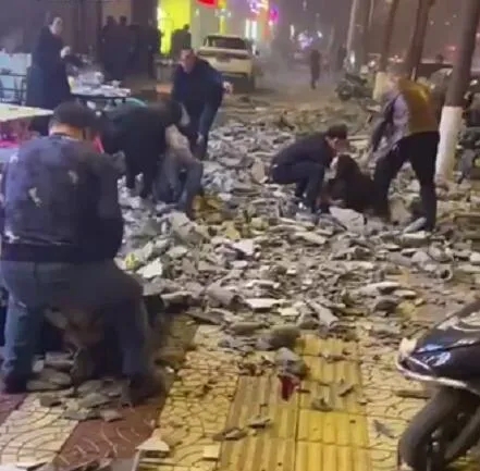 西安一餐饮店楼顶遮挡物坠落,(图1) 西安一餐饮店楼顶遮挡物坠落,(图1)