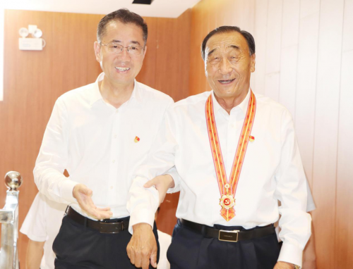 “七一勋章”获得者石光银同志载誉归来(图1) 图片1