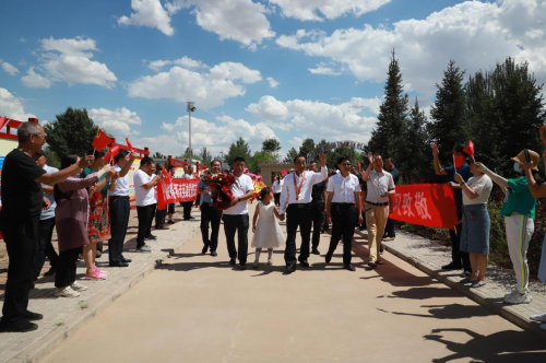 “七一勋章”获得者石光银同志载誉归来(图2) 图片2