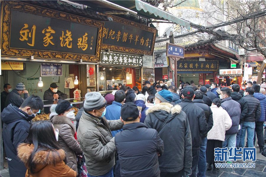 陕西西安:春节将至年味浓 人气火爆采购忙(图4) e96588a4d2a0f883f83985c0bdff41ee.jpeg