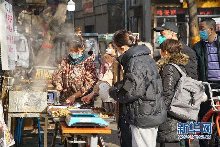 陕西西安:春节将至年味浓 人气火爆采购忙(图5) 08e9aaabf752e44e57f8afe12c2695d7.jpeg