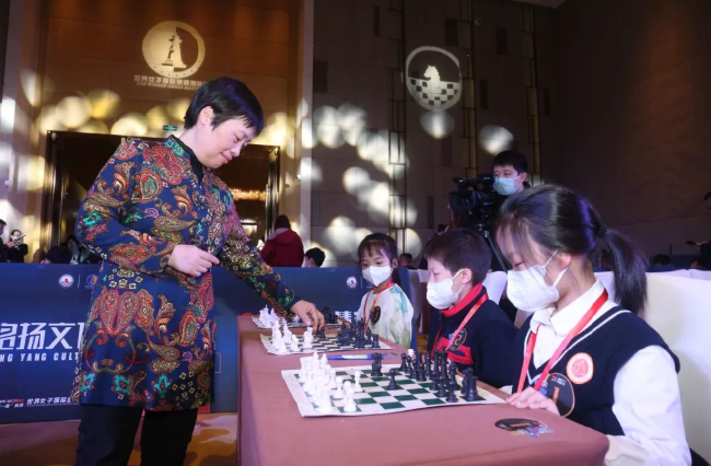 “一带一路”陕西世界女子国际象棋大师巅峰赛落幕(图4) “一带一路”陕西世界女子国际象棋大师巅峰赛落幕(图4)