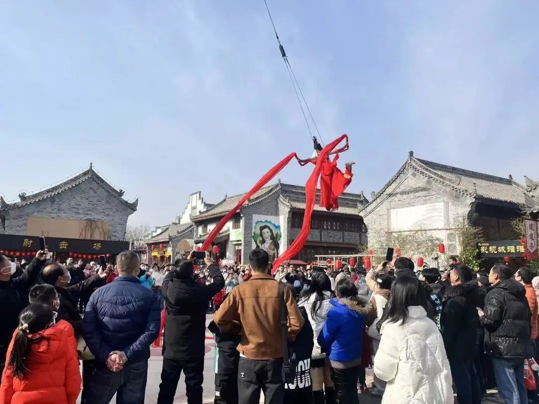 春节数据看复苏 陕西多地景区回暖开端良好(图1) 白鹿原影视城内精彩展演