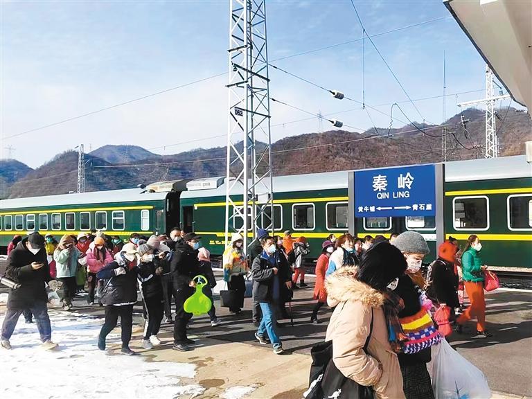 　旅客乘西安—秦岭定制服务列车赴秦岭赏雪 （资料图片） 受访单位供图