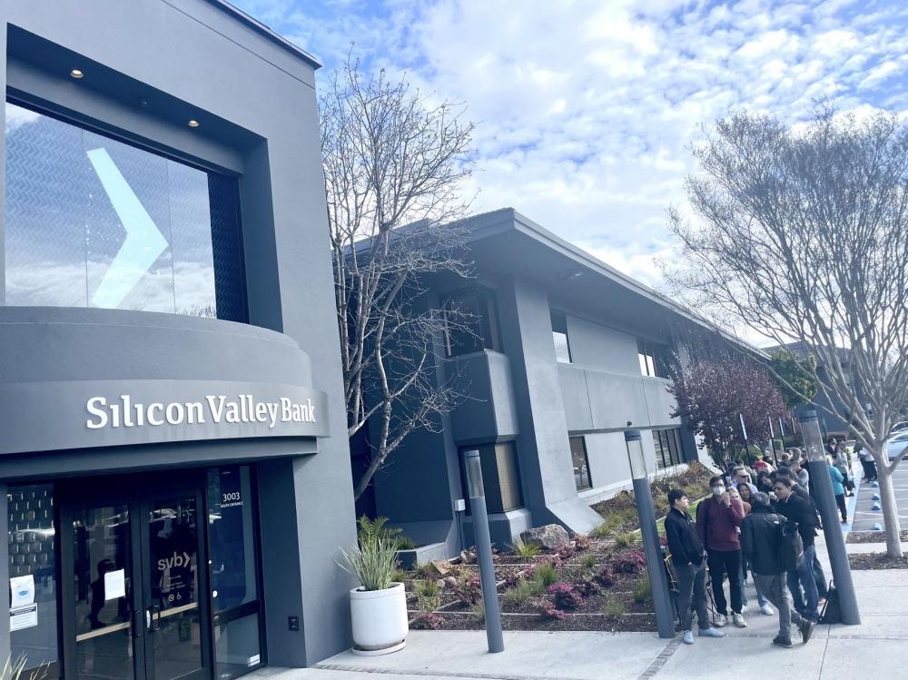 硅谷银行恢复开门 储户排长龙取款 有人带了行李箱(图1) 硅谷银行恢复开门 储户排长龙取款 有人带了行李箱(图1)