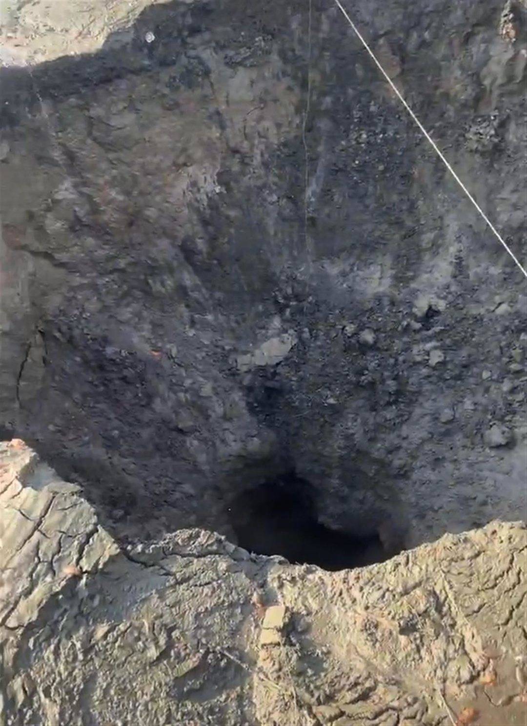 重庆一鱼塘突现神秘深坑，塘内近2万斤观赏鱼一夜消失(图2)