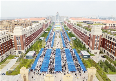 “千家单位万名学子2023年春季综合类招聘会”在中国西部科技创新港西迁大道举行(图1)