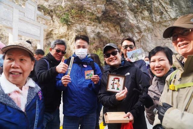 华山景区迎来陕西首个入境旅游团 接待22名香港游客(图2) 香港游客为华山景区工作人员的热情点赞 (央广网发 华山景区供图)