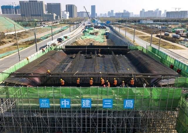 3月27日，欧亚大道上跨货运北环线高架工程施工现场。