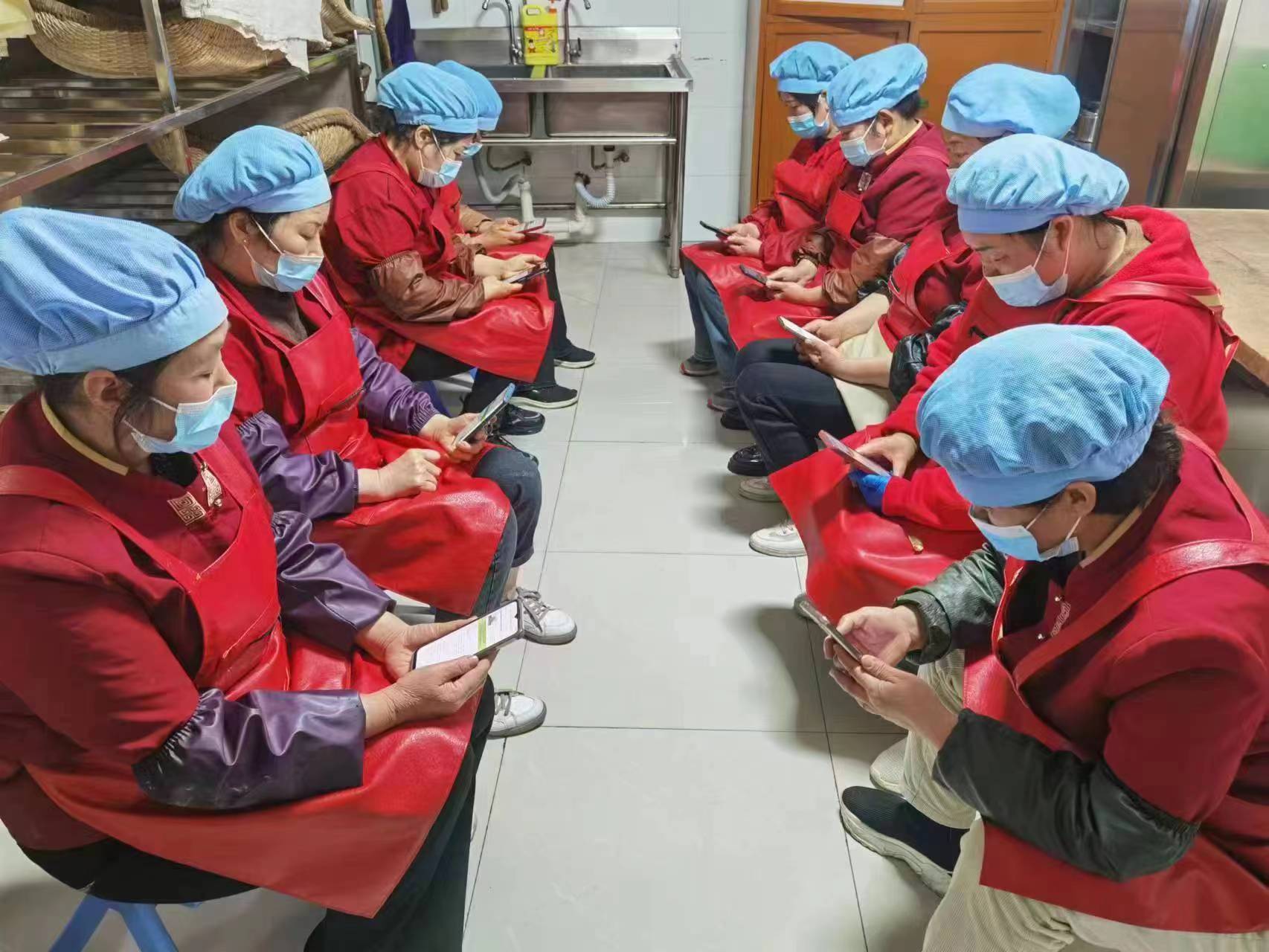 咸阳市市场监管局采取宣传教育 持续推进制止餐饮浪费专项行动深走实(图2) 咸阳市市场监管局对餐饮服务业从业人员开展“制止餐饮浪费 弘扬节俭美德”网络培训。资料图片