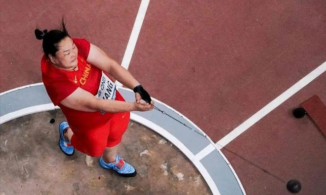 陕西名将王峥在4日的女子链球决赛中，以72米83的成绩轻松夺得金牌(图3)