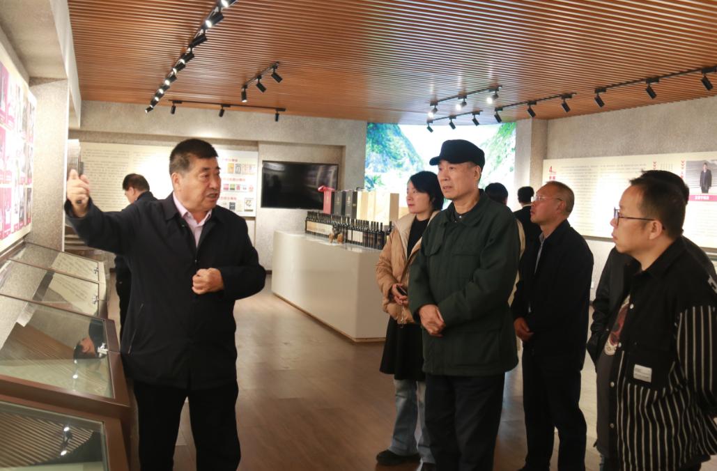 散文作家感受别样历史文化!陕西散文作家走进商洛采风(图2) 散文作家感受别样历史文化!陕西散文作家走进商洛采风(图2)