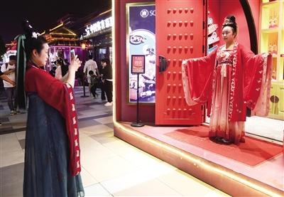 手机预约汉服妆造“身着霓裳”游“大唐”(图1)