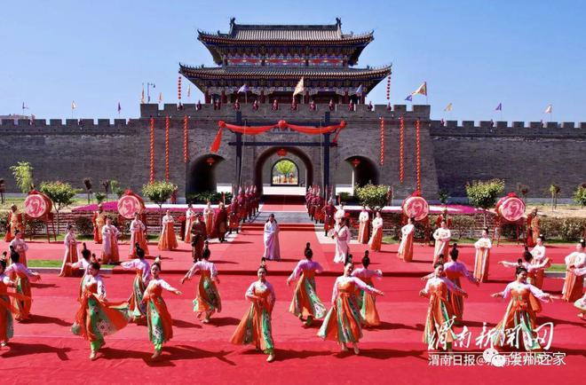 渭南:“白居易”吟诵开城赋,以开城之礼,邀请来自八方宾客入城共游(图1) 渭南:“白居易”吟诵开城赋,以开城之礼,邀请来自八方宾客入城共游(图1)