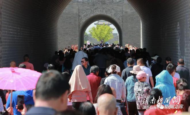 渭南:“白居易”吟诵开城赋,以开城之礼,邀请来自八方宾客入城共游(图3) 渭南:“白居易”吟诵开城赋,以开城之礼,邀请来自八方宾客入城共游(图3)