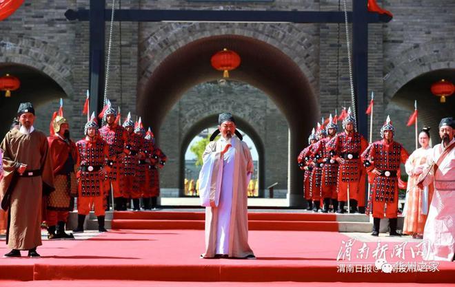 渭南:“白居易”吟诵开城赋,以开城之礼,邀请来自八方宾客入城共游(图4) 渭南:“白居易”吟诵开城赋,以开城之礼,邀请来自八方宾客入城共游(图4)