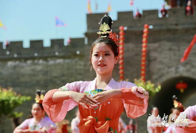 渭南:“白居易”吟诵开城赋,以开城之礼,邀请来自八方宾客入城共游(图8) 渭南:“白居易”吟诵开城赋,以开城之礼,邀请来自八方宾客入城共游(图8)