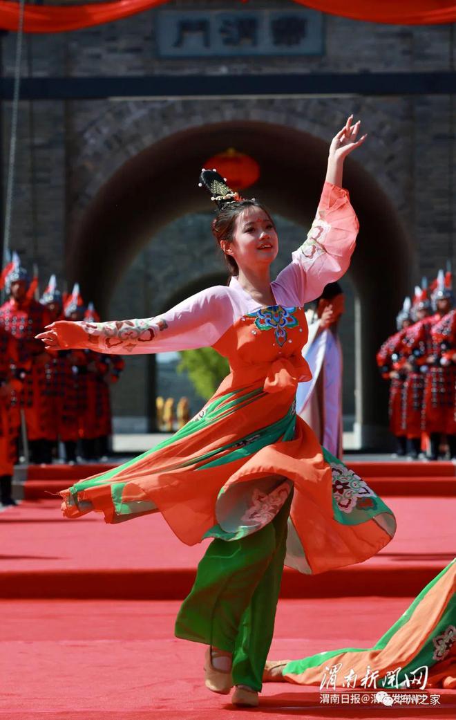 渭南:“白居易”吟诵开城赋,以开城之礼,邀请来自八方宾客入城共游(图5) 渭南:“白居易”吟诵开城赋,以开城之礼,邀请来自八方宾客入城共游(图5)